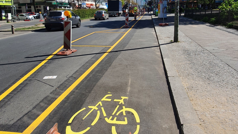 Der Radweg am Kottbusser Damm sorgt dafür, dass Radfahrende sauberere Luft einatmen.