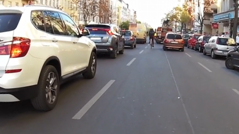  Radfahren auf dem Kottbusser Damm vor der Coronavirus-Krise. 